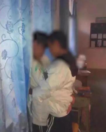 一边摸下面一边摸上面的相关介绍