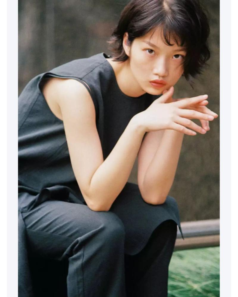 美女老师被按着操的相关介绍