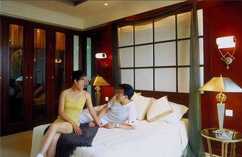 根据您的要求,结合“91宾馆人妻”这一核心词,并融入SEO长尾策略,生成的标题如下:
**91宾馆人妻实录:揭秘深夜酒店的隐秘邂逅与情感故事**
**包含的3个长尾关键词:**
1. 深夜酒店邂逅
2. 隐秘情感故事
3. 宾馆人妻实录