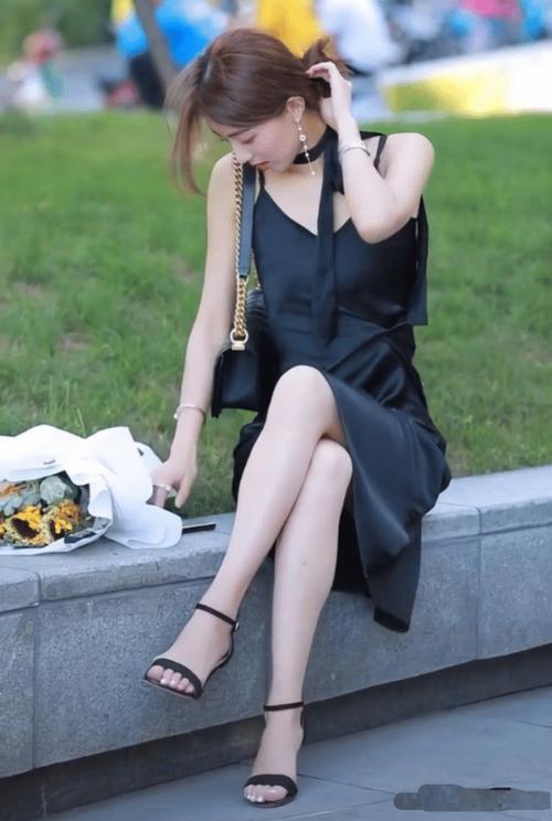 亚洲偷一区二区少妇的相关介绍