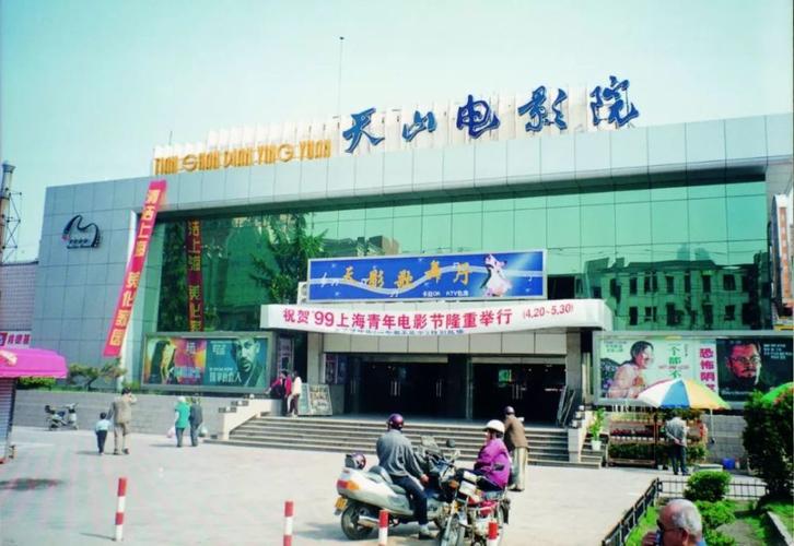 一边亲一边摸摸的相关介绍