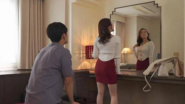 男女一边脱一边摸一边亲的相关介绍