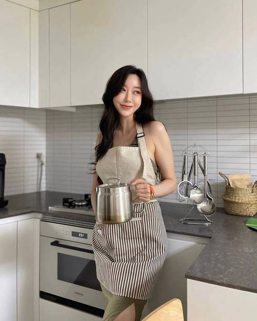 少妇亲子伦av的相关介绍